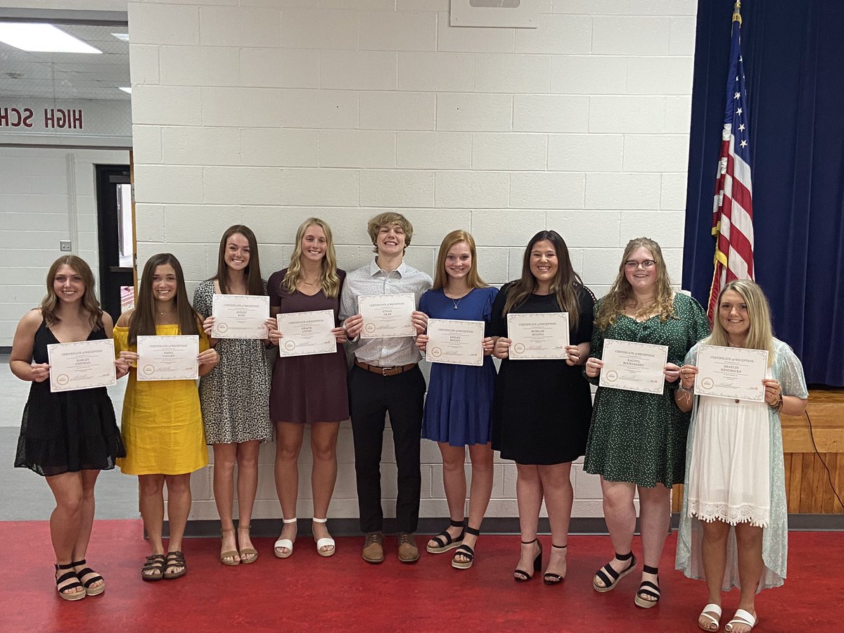 bloomfield_high's tweet photo. Bloomfield Seniors awarded scholarships at the annual Bloomfield Rotary Scholarship Banquet. Thank you Bloomfield Rotarians for your continued support of Bloomfield students. #GoCards https://t.co/BonznTV9uN