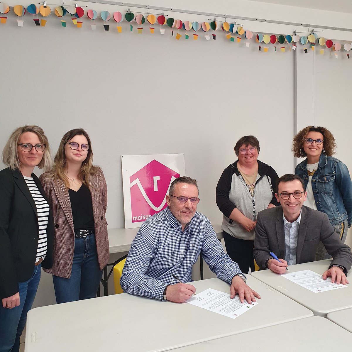 FacSESG's tweet photo. 🤝La Faculté SESG et la Maison de Quartier Maison Blanche ont signé une convention pour le projet #intergénérationnel Part’âge(s), projet porté par quatre étudiantes en Master 2 MEESS ! 
La @FacSESG s'engage dans son quartier !🏘️
@universitereims https://t.co/4IZ4z8z7eA