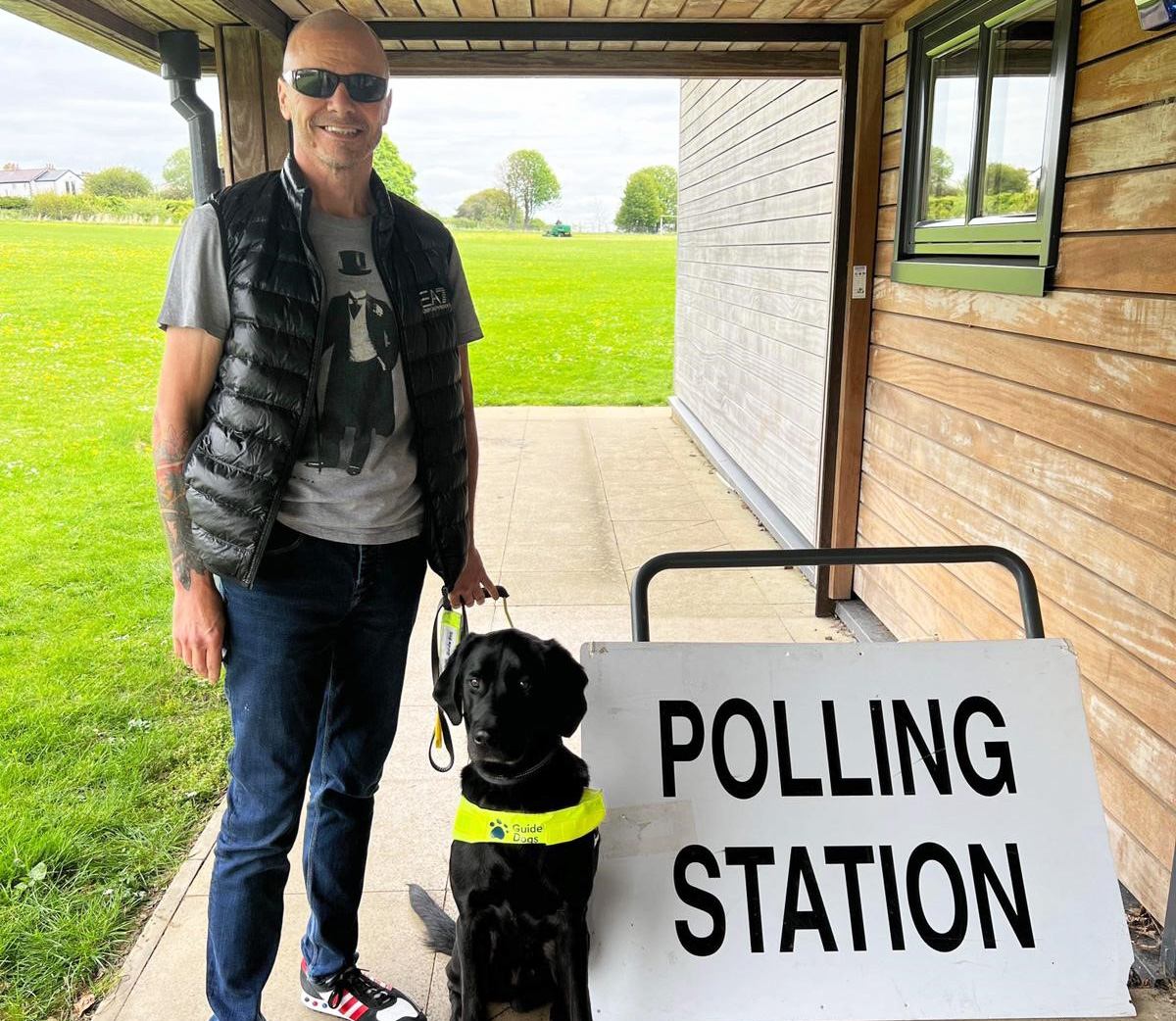 Thanks @GDteamspencer (And birthday boy - guide dog Spencer!) for sharing your #GuideDogsAtPollingStations pic...Could this be better than #DogsAtPollingStations? We think so!🐶

[VD: Alt text on image] https://t.co/z0gQDbCyEa