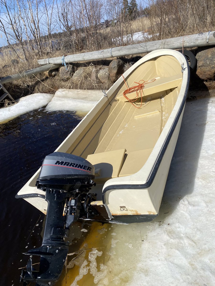 Jokaiselle veneilijälle pieni homma joka auttaa meripelastuskeskuksen työtä todella paljon. Merkkaa veneeseesi yhteystietosi, siihen vahaan soutuveeneeseenkin. Saamalla selville että vene on vain karannut eikä ketään ole vaarassa, voidaan välttyä mittavalta etsinnältä. #meriraja
