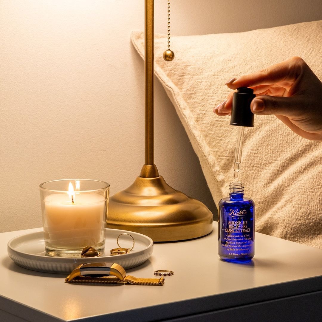 KiehlsIndia's tweet photo. Whether you want to target fine lines and wrinkles, acne or large pores, or discoloration and inflammation, a miracle serum &amp; a good night's sleep are your best weapon. ⚔️💕

#Kiehls #KiehlsEssentials #midnightrecovery #midnightrecoveryconcentrate #kiehlsmrc https://t.co/ToEyAXeqmS