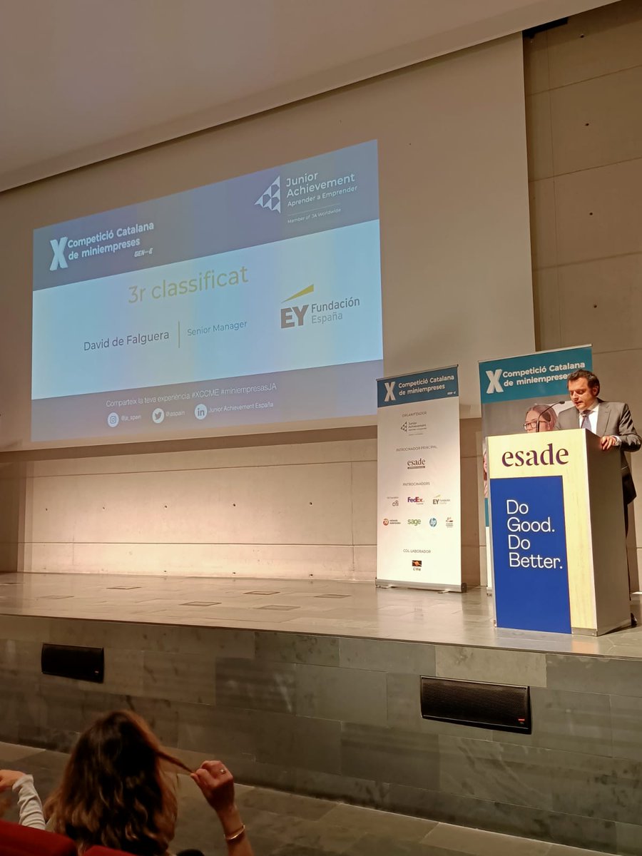 JASPAIN's tweet photo. ¡El 3º premio de la X Competición catalana de miniempresas es para Electros del @claretbarcelona! ¡Enhorabuena! Entrega el premio David de Falguera, Senior manager de @EY_Spain
#miniempresasJA https://t.co/BbSxjzmtEE