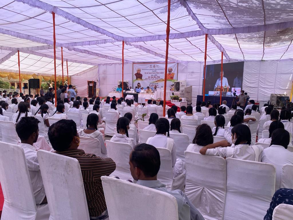 IamNareshManavi's tweet photo. @INBreakthrough puts stall #BadiSiAsha (aspire big) at #GGSSSWazirabad #Gurugram on tablet distribution event organized by  #EducationDepartment. @cmohry addressed the event through #videoconference @DC_Gurugram #DEOGurugram appreciated our work on #AdolecentEmpowerment #TkT https://t.co/hJHY3O43pO