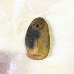 まるで赤ちゃんがおくるみに包まれてるよう？赤ちゃん土偶が発見される。