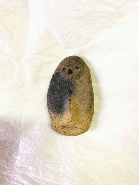 まるで赤ちゃんがおくるみに包まれてるよう？赤ちゃん土偶が発見される。