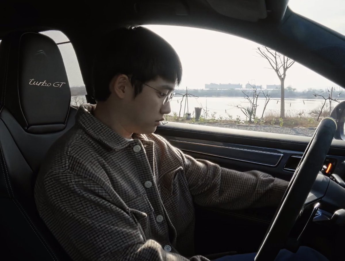 iksmilounge's tweet photo. [PIC] 220505 Kyungsoo as always, politely greeting the staff before leaving the cafe and getting into the car! Are we ready to see Kyungsoo driving?

#DohKyungsoo_OffTheGrid
#도경수_잠적_시즌선공개 https://t.co/454aKKegt4