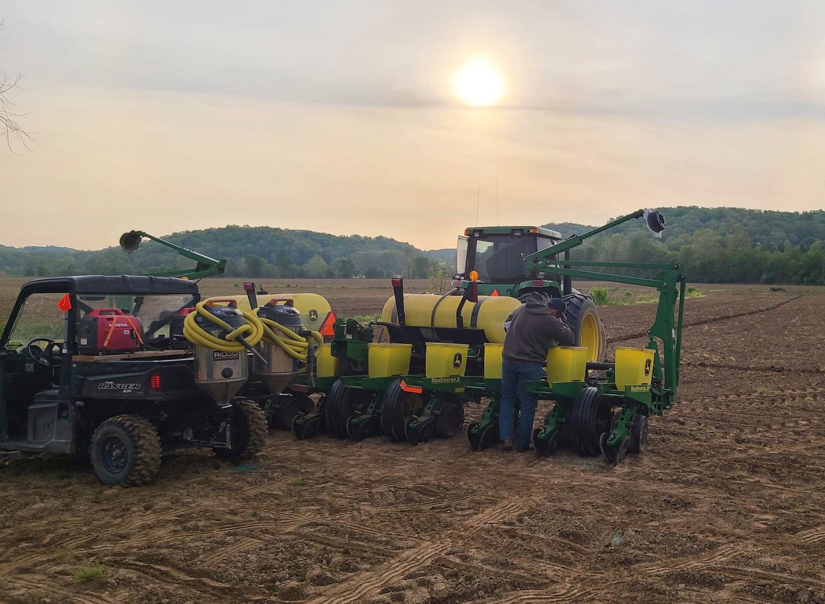 SuperiorAgCoop's tweet photo. A beautiful start to the day at Scherzer Bros. Farms corn plot in Perry County! #plant22 #superiorag #farmviews 

📸 by @TomSinnott14 https://t.co/TLsLyrf3Ju