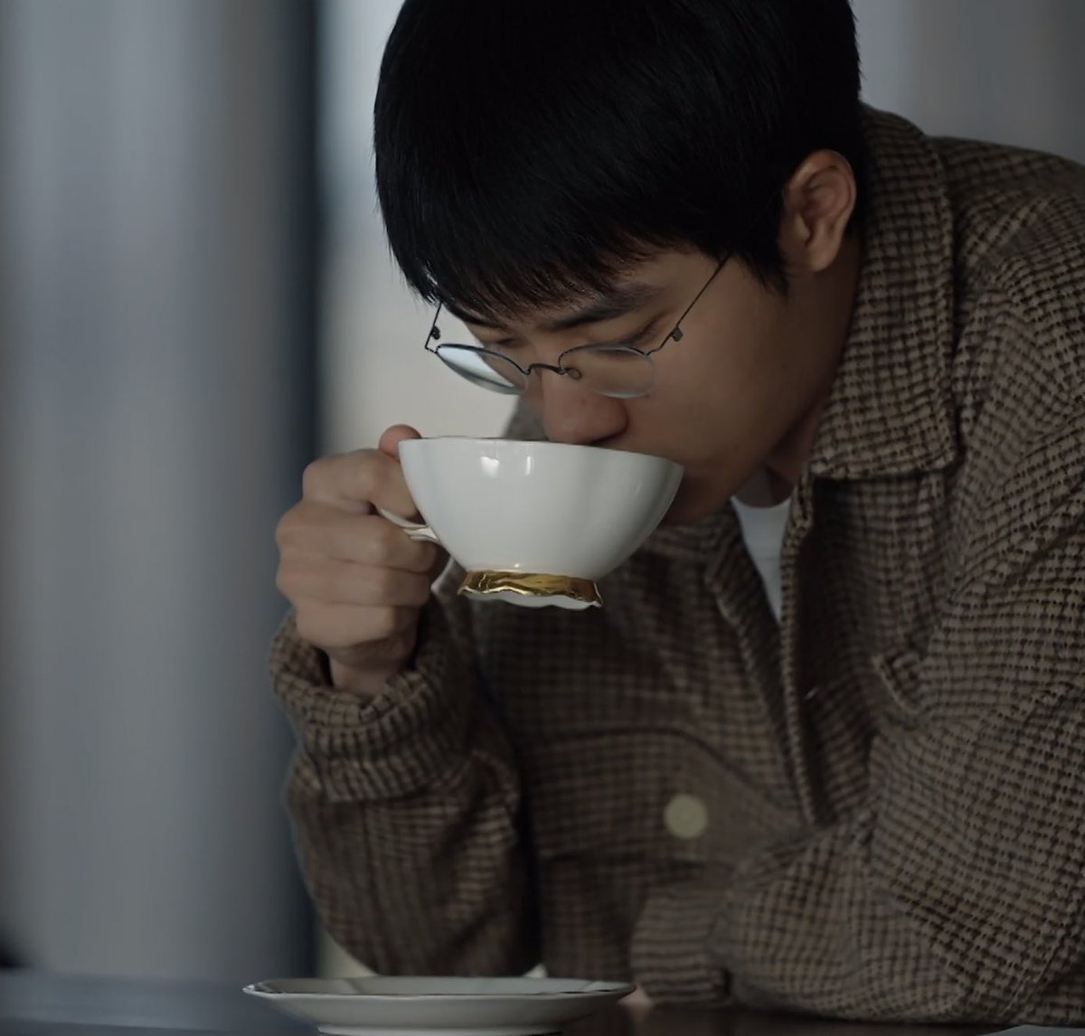 do_god_soo's tweet photo. #도경수_잠적_시즌선공개
#DohKyungsoo_OffTheGrid

경수가 확실히 음식에 진심인게 
눈으로 보고 코로 향기 맡고 입으로 즐기는게
진짜 음식 좋아하는 사람들만 이해하는 
습관임 ... https://t.co/5vHbvIKLOD