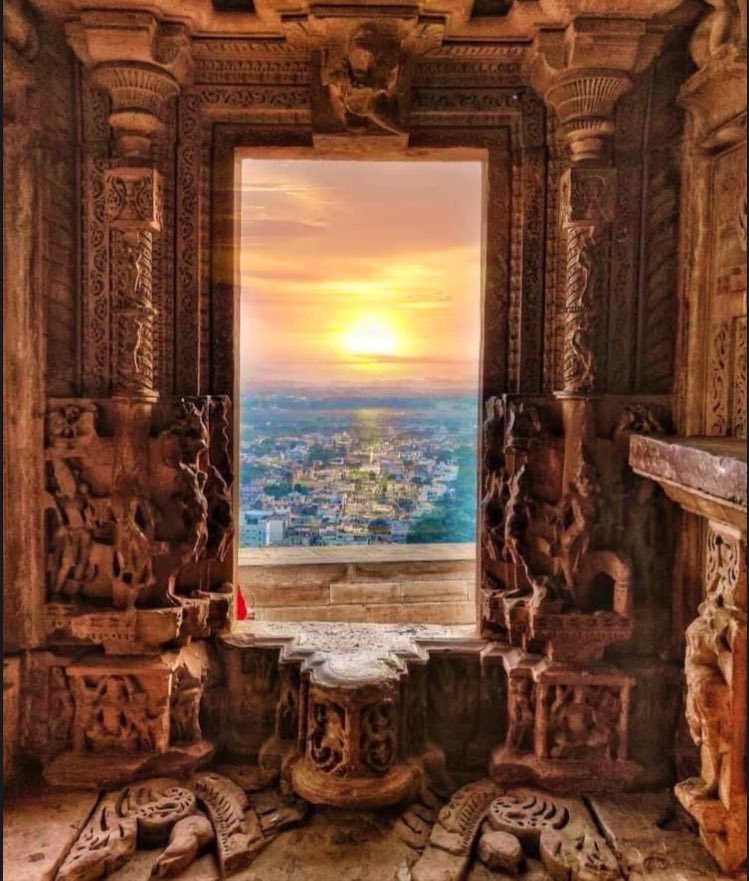 #MagnificentBharat a thread on architecture of our beloved #Bharat kindly do support.

1. Sahatrabahu Temple or Harisadanam Temple.

It is an 11th century twin temple dedicated to Bhagwan Vishnu, located at Gwalior, Madhya Pradesh.