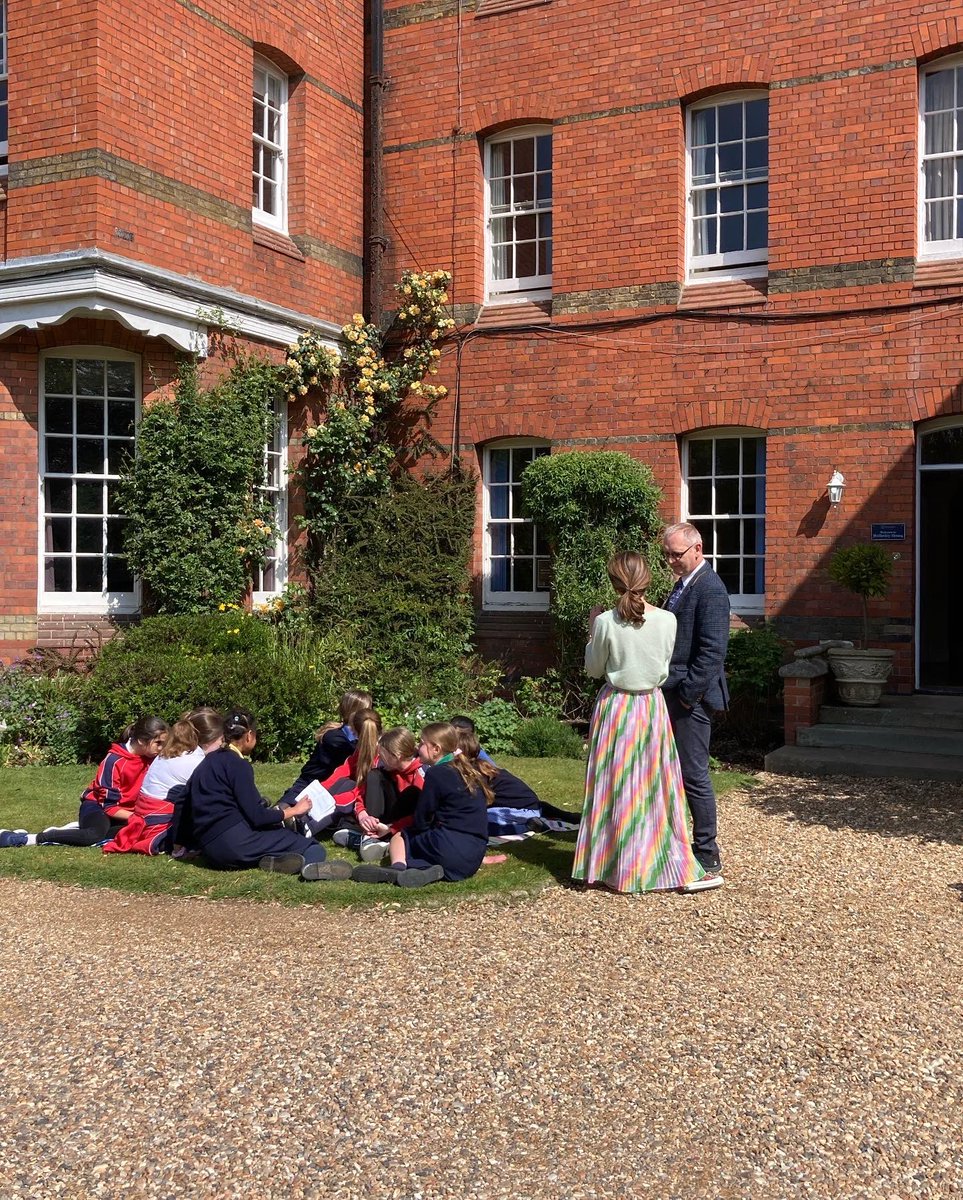WellesleySchool's tweet photo. Awesome to welcome children’s author, Rebecca Smith to Wellesley this morning to talk with our pupils about her uplifting and inspirational new book #SuperDaisy
#TheLittlePrincessTrust @HarperCollinsUK https://t.co/GNKORqWt4I