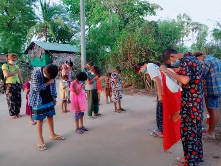 AyeAye03492103's tweet photo. Young activists-led regular anti-dictatorship protest took place in a small village of Yinmarbin township on the evening of May 5.
#SupportPeopleDefenceForce
#2022May5Coup
#WhatsHappeningInMyanmar https://t.co/oLeZ51DnCY