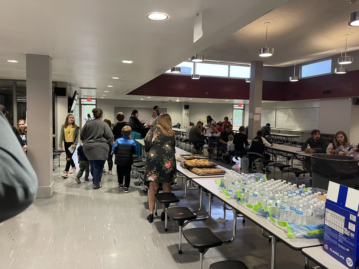 mrs_martinez6's tweet photo. Nowlin Falcons were busy yesterday!  AVID Elective Info meeting for future rockstars, RISE interviews, AVID Elective Parent Meeting and Literacy Night!  We had a grand time! @ISDSchools @NowlinMiddle @AVID4College https://t.co/NPLCU2ftNZ