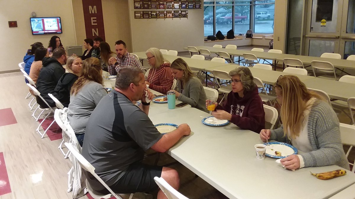 Bmagee72723875's tweet photo. Treacher Appreciation Breakfast sponsored by RBHS StuCo. Thank you teachers for all you do. #redbudhs #redbud132 https://t.co/ZuUKHKsFh9
