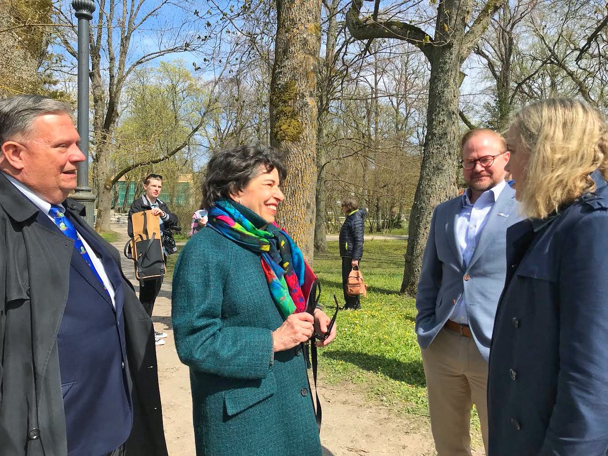 We're in Saaremaa to celebrate the 100th anniversary of 🇺🇸-🇪🇪 diplomatic relations! This afternoon, a U.S. Embassy team participated in a dedication ceremony with @EstoniaKhan &amp;@PHMC to honor world-famous Estonian American architect Louis Kahn at Kuressaare Castle Park. #US100EE