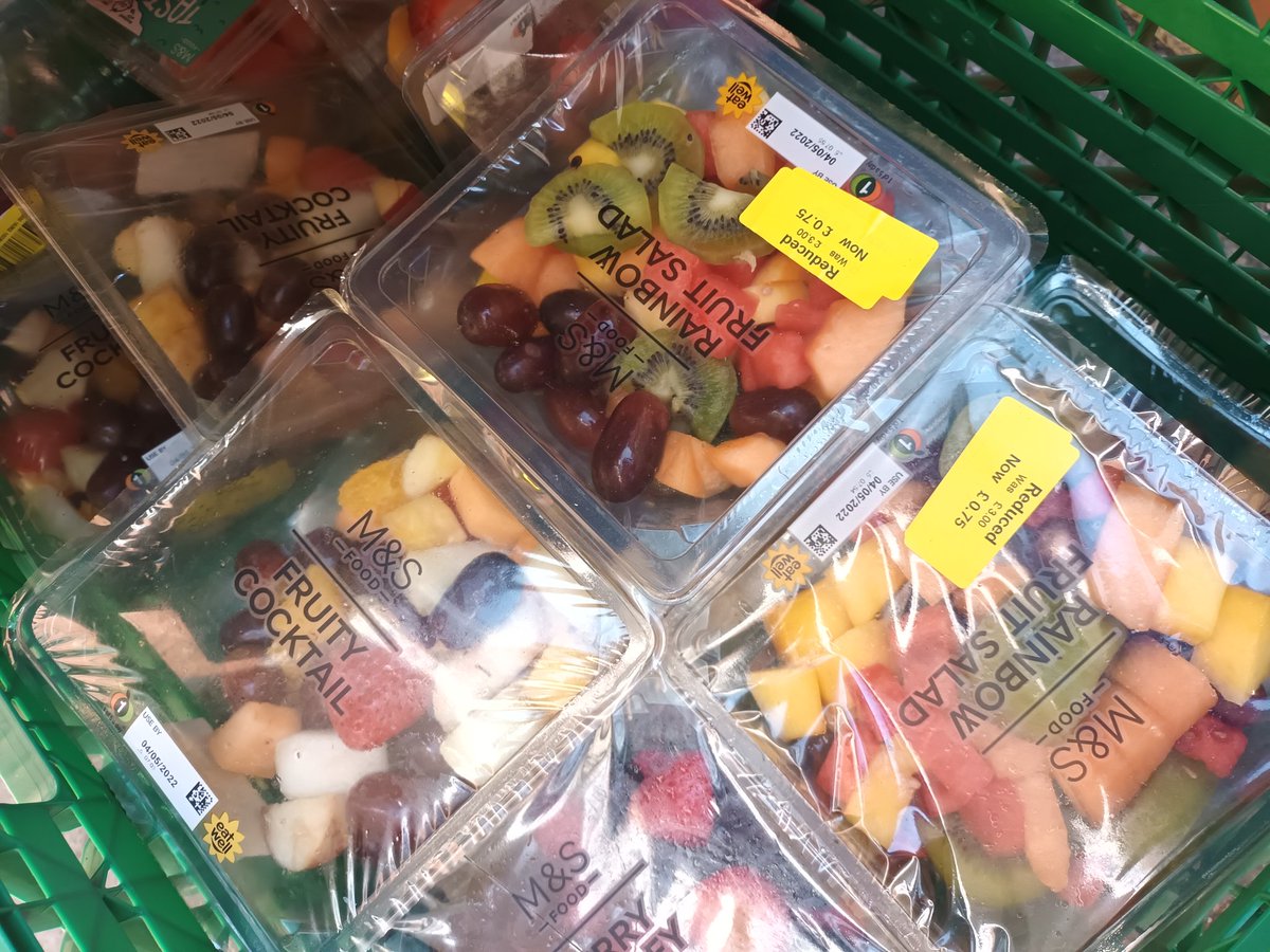 Loads of great surplus outside the yellow doors of <a href="/umbrellacentre/">Whitstable Umbrella Community Centre</a> put out just now 🥝🫐🍓👉 

Fruit salad pots galore 😋