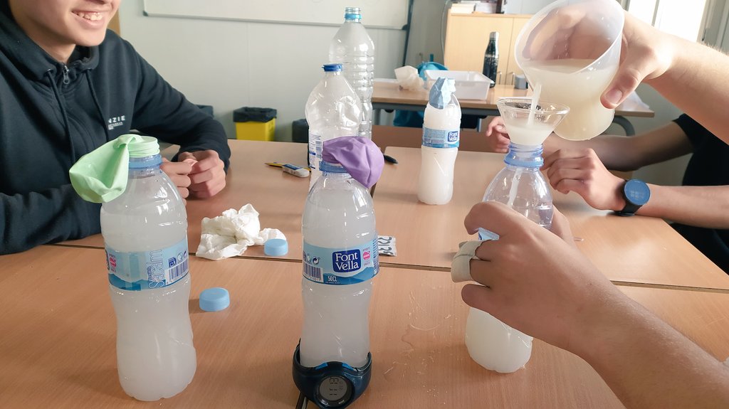 nuriaperezlope3's tweet photo. #RXQuímiques d'importància biològica
#Fermentació
#ControlDeVariables
Cada grup taula se'n mirava una
- temperatura🌡️
- quantitat de sucre🍬
- grau d'acidesa (?)🍋
- quantitat de llevat🦠
- llum (?)⛅😉
Projecte #3rESO #LaNenaDelsPardals
#ProfesQueEsCompliquen😋 @pjmnezlpz @lsejo https://t.co/gAN8ZsqT2p