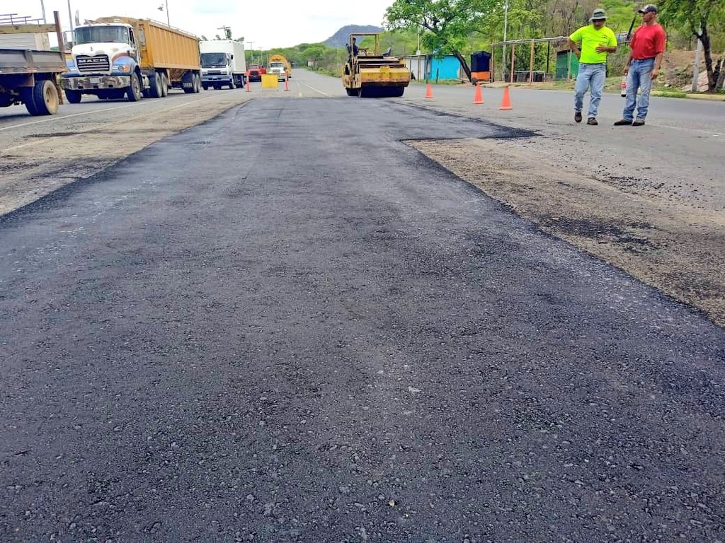 #5May >>>SE REALIZAN TRABAJOS DE BACHEO LIVIANO, LOCALIZADO EN TRONCAL T-002, TRAMO DOS CAMINOS- ORTIZ COMO PLAN DE MANTENIMIENTO DE VIALIDAD POR LA GOBERNACIÓN DEL ESTADO GUARICO, A TRAVÉS DE                          <a href="/Construvialgua1/">Contruvialgua</a>

<a href="/NicolasMaduro/">Nicolás Maduro</a> <a href="/josemvasquez/">José Vásquez</a>