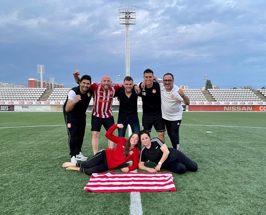 Cemanresa1906's tweet photo. 🔴⚪ Us presentem el cos tècnic del campió

🔝 Ferran Costa, Guillem Costa, Adri Pinto, Carles Manso, Ángel Jurado, Maite Alonso i Emilia del Hoyo

🔥Tothom ha treballat de valent per assolir el somni

#TrioManresa https://t.co/9Pbzg1UPKJ