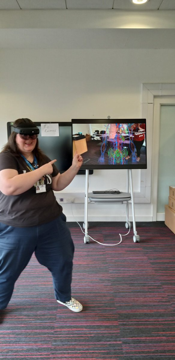 When @LRidingsUCLan plays with the HoloLens and gets casting sorted with the Surface Hub. Think of all the practical learning applications 😍 @UCLanCCL #immersivelearning #casting #streaming