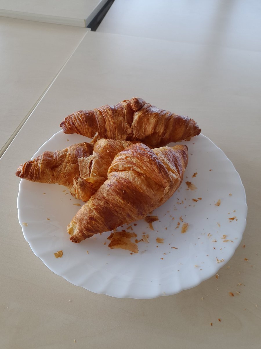 StawiarskiAure1's tweet photo. Un demandeur d'emploi particulièrement #satisfait est venu rapporter des croissants à l'agence #poleemploi #Perpignan #SantVicens 🙏🙏🙏 pour la reconnaissance de notre travail 🤗 @Steph66600 https://t.co/JztH81H2MM