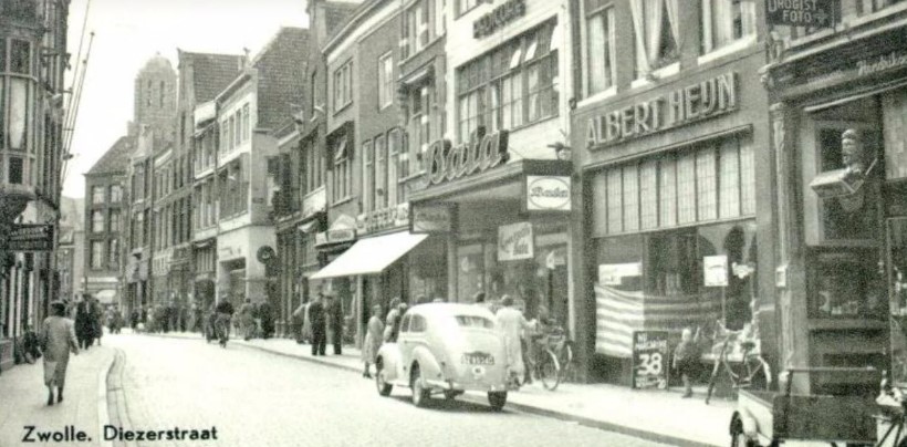 TonEngels's tweet photo. @WWIIpix Rupsvoertuig reed toen nagenoeg t.h.v. de #AlbertHeijn destijds gevestigd Diezerstraat 31 in Zwolle (pand Costes). Links gezien vanaf de Grote Markt. Rechts vanaf Diezenpoortenbrug
#Diezerstraat #Zwolle https://t.co/MJdqvOceZV