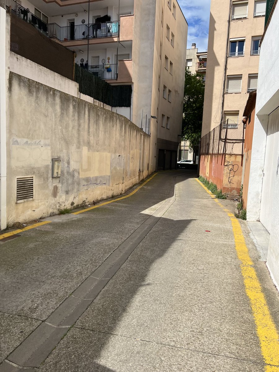 gerardcastilla's tweet photo. @ViladeSalt fa dues setmanes van llensar una finestra sobre les 2 de la matinada… jo pensant que aixo es recolliria vaig apartarla a un canto. Despres de dues setmanes cap a 3 ningu ha vingut a netejar el PASSATGE DELS GRATASSELS PER TREURE EL VIDRE. https://t.co/8frNk7qS2L