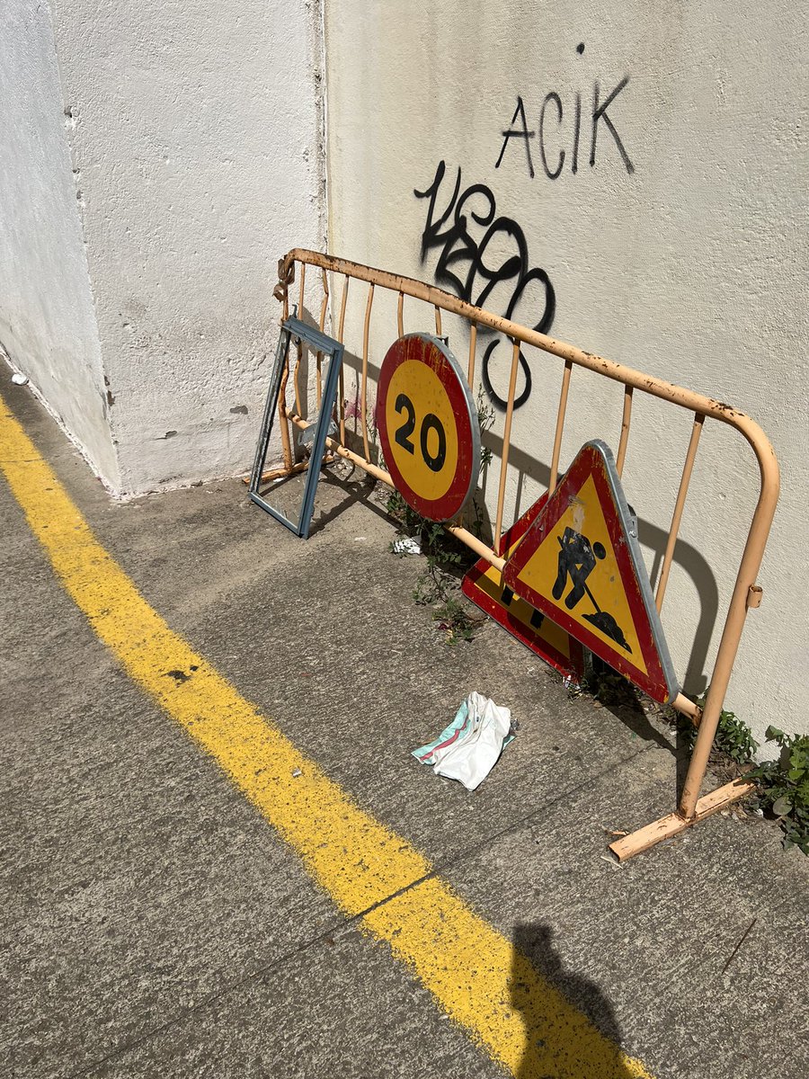 gerardcastilla's tweet photo. @ViladeSalt fa dues setmanes van llensar una finestra sobre les 2 de la matinada… jo pensant que aixo es recolliria vaig apartarla a un canto. Despres de dues setmanes cap a 3 ningu ha vingut a netejar el PASSATGE DELS GRATASSELS PER TREURE EL VIDRE. https://t.co/8frNk7qS2L
