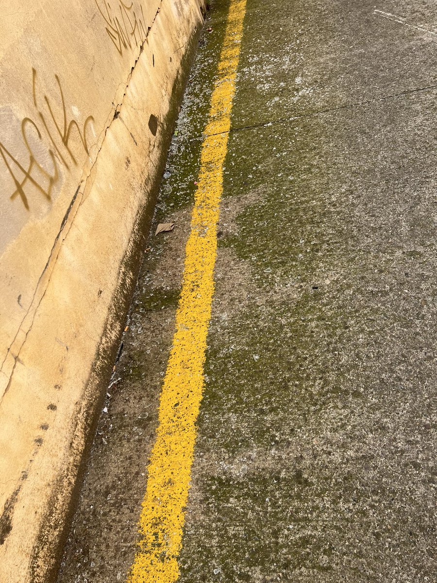 gerardcastilla's tweet photo. @ViladeSalt fa dues setmanes van llensar una finestra sobre les 2 de la matinada… jo pensant que aixo es recolliria vaig apartarla a un canto. Despres de dues setmanes cap a 3 ningu ha vingut a netejar el PASSATGE DELS GRATASSELS PER TREURE EL VIDRE. https://t.co/8frNk7qS2L