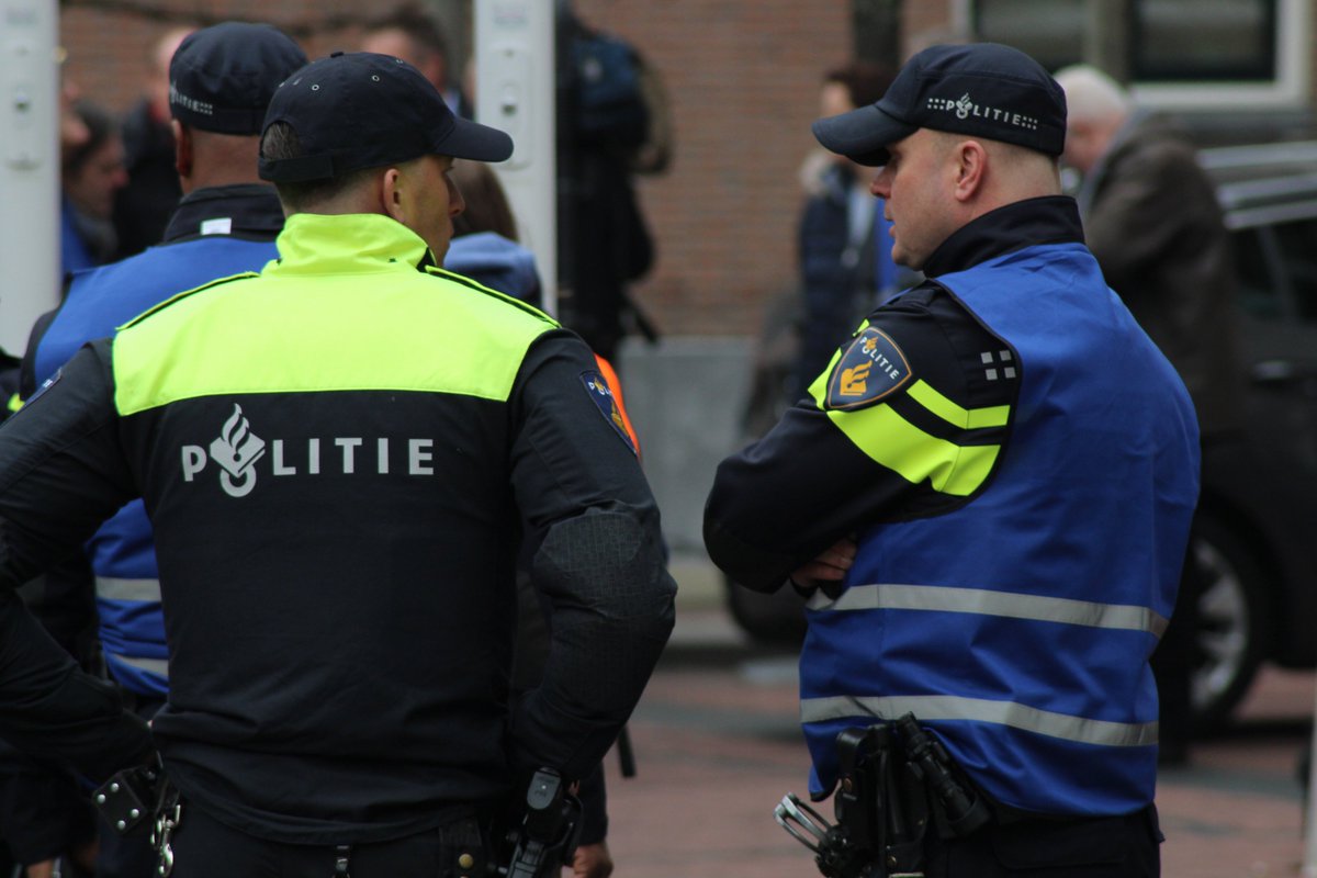 #Breaking: Onderhandelaarsakkoord nieuwe #caopolitie. De politiebonden, minister <a href="/DilanYesilgoz/">Dilan Yesilgöz - Zegerius</a> van Justitie en Veiligheid en <a href="/POL_Korpschef/">Janny Knol</a> Henk van Essen hebben een onderhandelaarsakkoord bereikt over een nieuwe politie-cao.
Persbericht: tinyurl.com/caopolitie-ond…
#steundepolitie