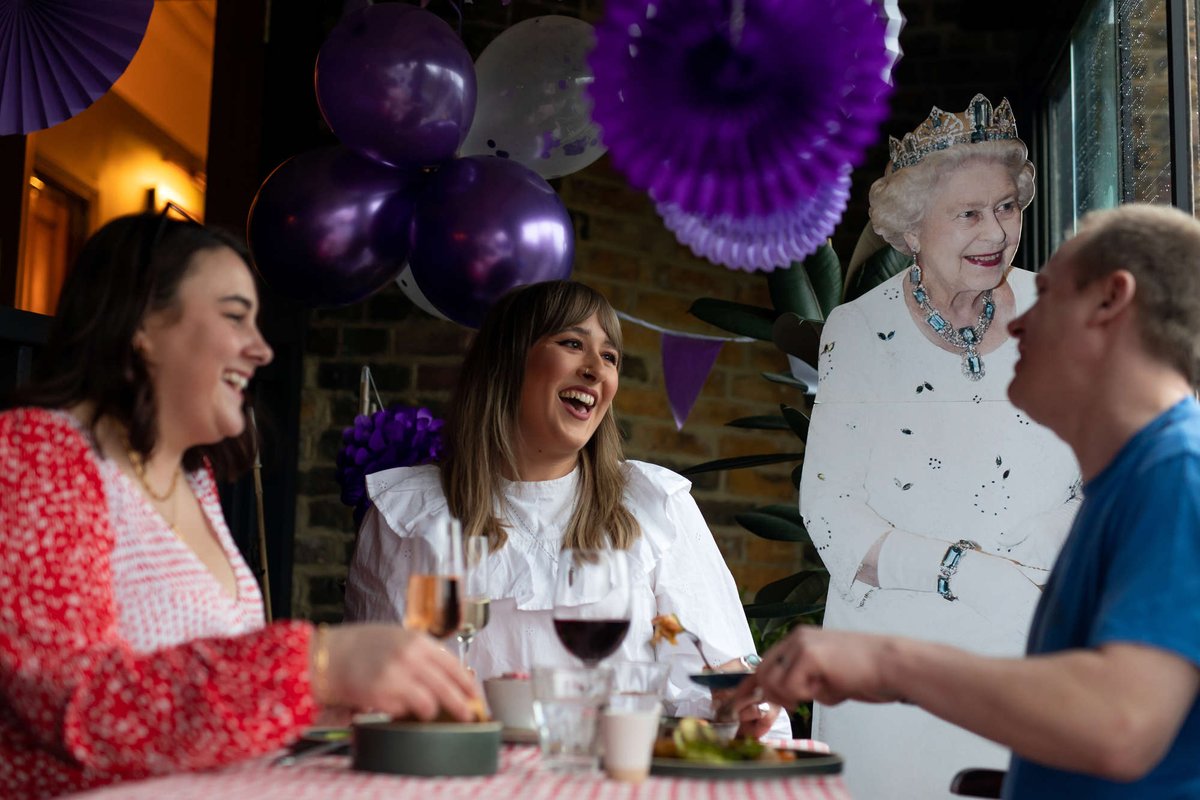 MitreShaftesbu2's tweet photo. Jubilee weekend is fast approaching-CANNOT WAIT to have all the fun!
👑 brunch, 👗 party, 🍰 tea, @BelleStreetduo🎙💃, sharing roast on Sunday, whispers of royally themed quiz ✍ (!),special celebratory ale 🍺, #OnTapApp treats
#allalethequeen @YoungsPubs dust your fascinators! https://t.co/PjH3G9VAOG
