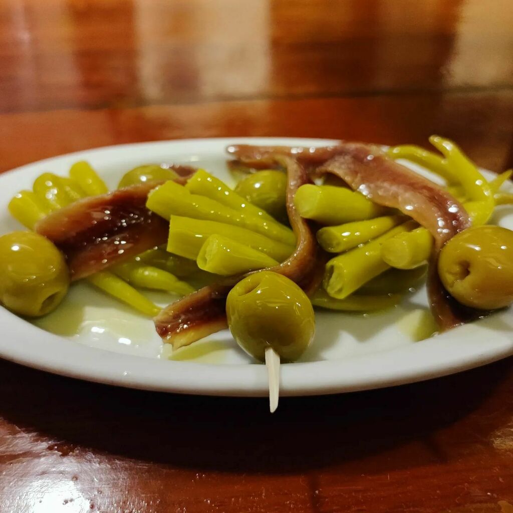 BasqueBites's tweet photo. It's the classic, beloved GILDA!

Amazing how 3 ingredients can pack such massive flavors in such a tiny bite! Olives, Pickled Guindilla Peppers and Salt Cured Anchovies!
.
.
.
.
.
#gilda #pintxos #pintxo #anchovy #guindilla #aceituna #olive #pepper #ant… https://t.co/syyxTi5vxc https://t.co/ae2zLPai3X