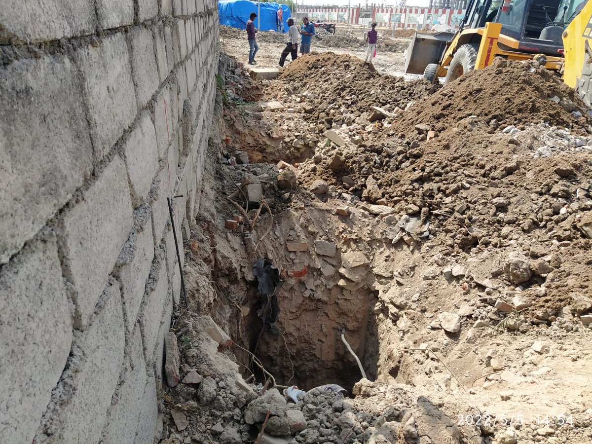 ramusurneni's tweet photo. @CommissionrGHMC dear sir, new venture is being developed on north of SYMPHONY circle 22, without leaving set back to our compound wall. Please take action. https://t.co/FnIvVyz5Eq