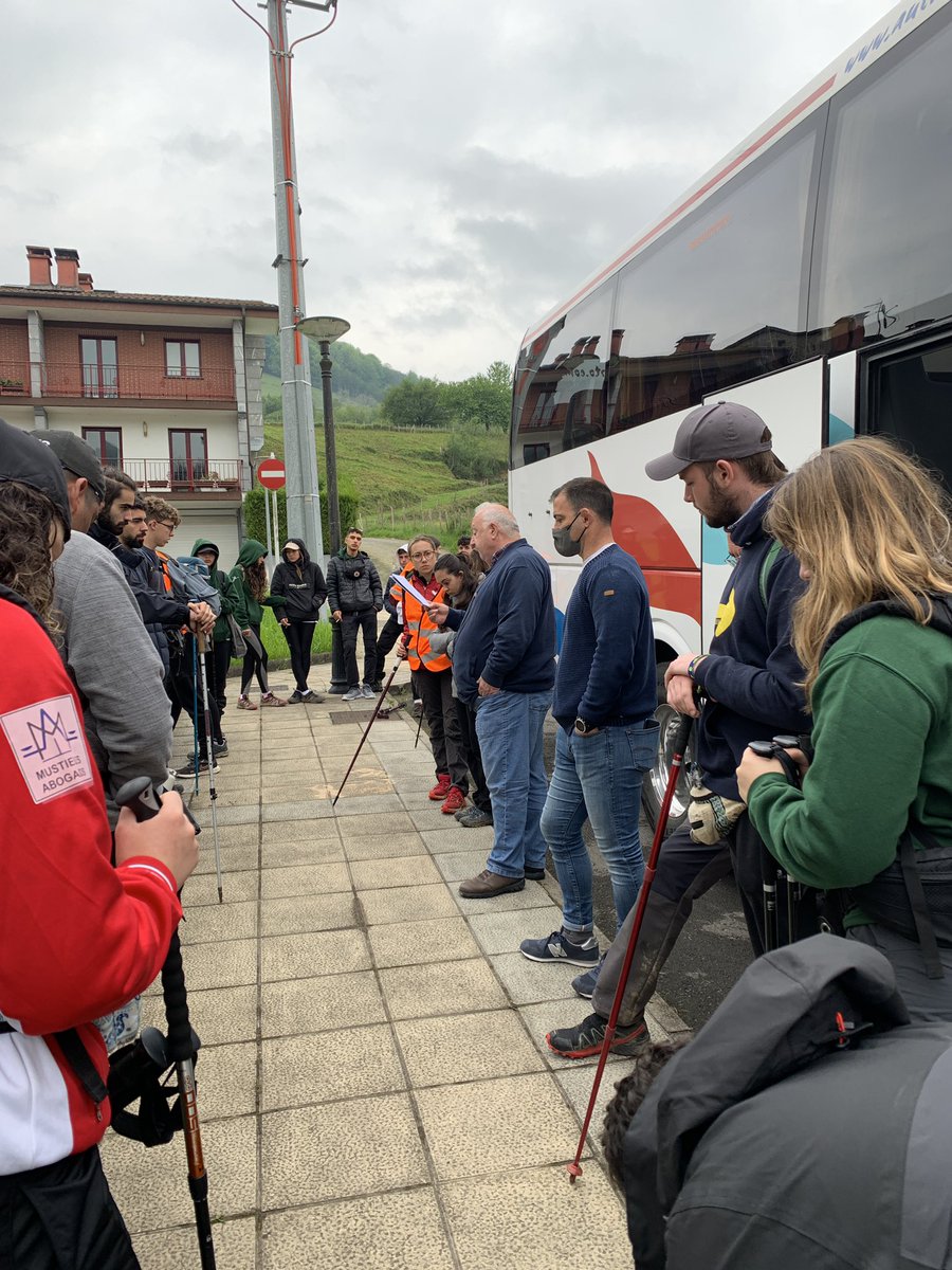 escuelassj's tweet photo. #adentraTE
Dia5-etapa5👣 
Bidegoian-Loyola

Ya en #Loyola,Camino acabado🥳
Todo el recorrido genial, con un grupo que hemos crecido cada día y hemos aprendido a superarnos y disfrutar de la naturaleza.
Muy felices y agradecidos 💚

#CaminoIgnaciano
#CamiIgnasia
#IgnaziotarBidea https://t.co/QnqMabNVz5