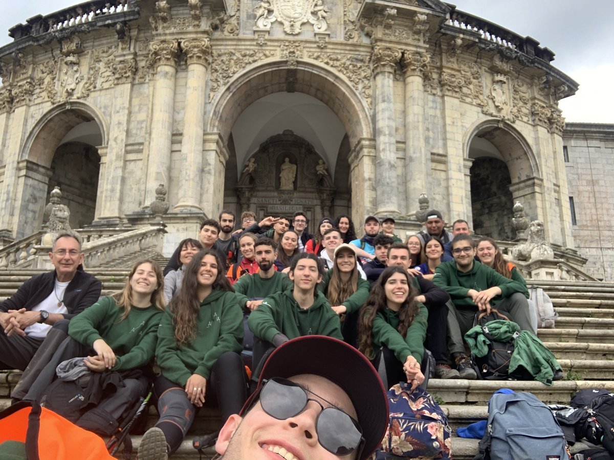 escuelassj's tweet photo. #adentraTE
Dia5-etapa5👣 
Bidegoian-Loyola

Ya en #Loyola,Camino acabado🥳
Todo el recorrido genial, con un grupo que hemos crecido cada día y hemos aprendido a superarnos y disfrutar de la naturaleza.
Muy felices y agradecidos 💚

#CaminoIgnaciano
#CamiIgnasia
#IgnaziotarBidea https://t.co/QnqMabNVz5