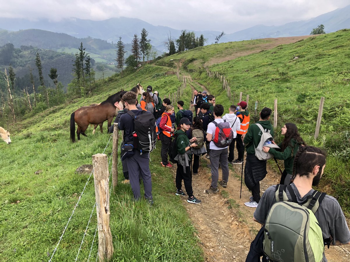 escuelassj's tweet photo. #adentraTE
Dia5-etapa5👣 
Bidegoian-Loyola

Ya en #Loyola,Camino acabado🥳
Todo el recorrido genial, con un grupo que hemos crecido cada día y hemos aprendido a superarnos y disfrutar de la naturaleza.
Muy felices y agradecidos 💚

#CaminoIgnaciano
#CamiIgnasia
#IgnaziotarBidea https://t.co/QnqMabNVz5