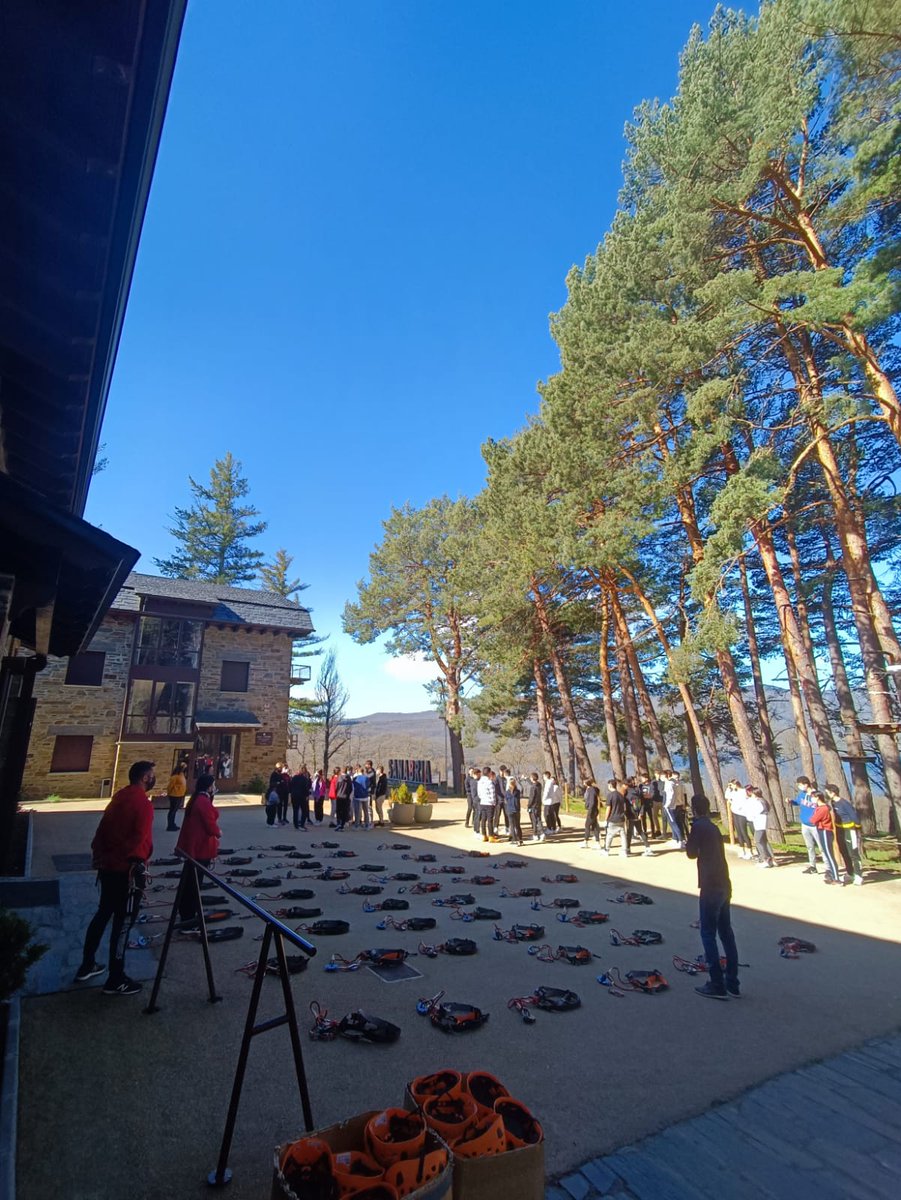 iesulaboralza's tweet photo. Jornada en Sanabria de nuestros alumnos de 4º de ESO y 1º de Bachillerato visitando el Centro de interpretación del Lobo y Sanabria Lake multiaventura https://t.co/xHfRRFU6Xy