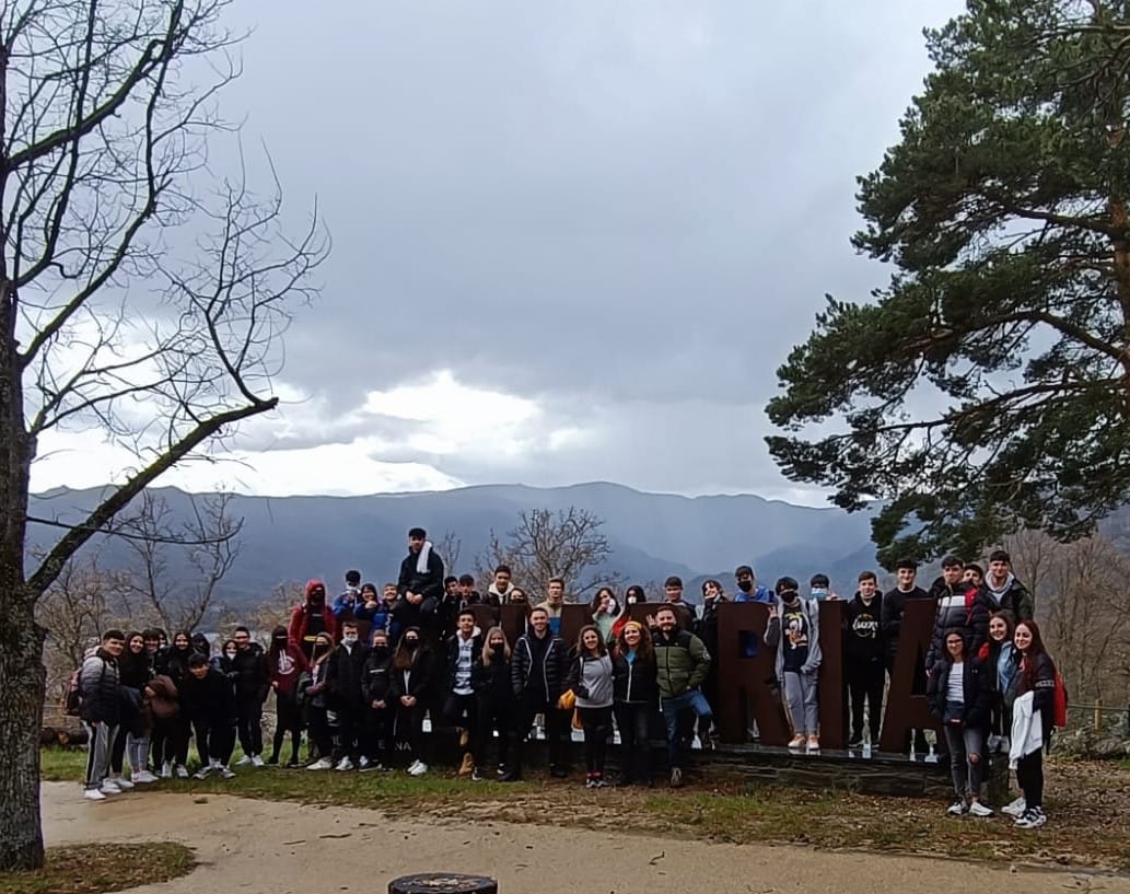 iesulaboralza's tweet photo. Jornada en Sanabria de nuestros alumnos de 4º de ESO y 1º de Bachillerato visitando el Centro de interpretación del Lobo y Sanabria Lake multiaventura https://t.co/xHfRRFU6Xy