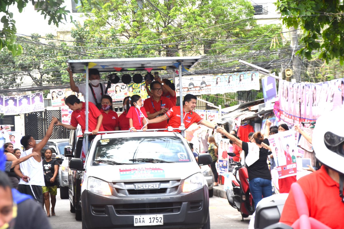 mike_defensorQC's tweet photo. Salamat sa mainit na salubong sa aming motorcade sa Distrito 4 ❤️✌️💚

#mikedefensor
#mikedefensor2022
#4QCMayorMikeDefensor
#BabangonMuliangQC
#MalayangQC https://t.co/b64IHbqLHS