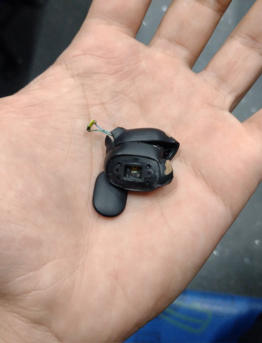 egitoXxx's tweet photo. Busão passou por cima do meu fone, F https://t.co/5IILuXM5qh
