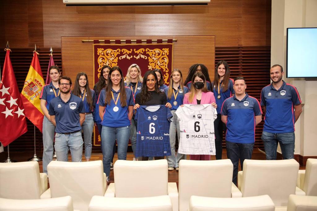 La vicealcaldesa de Madrid, <a href="/begonavillacis/">Begoña Villacís</a>, ha recibido en el Ayuntamiento de <a href="/Madrid/">Ayuntamiento Madrid</a> al #MadridChamberí <a href="/voleibolmadrid/">Club Voleibol Madrid</a> para felicitar al equipo por el ascenso a la #SuperLigaFem de voleibol 🏐