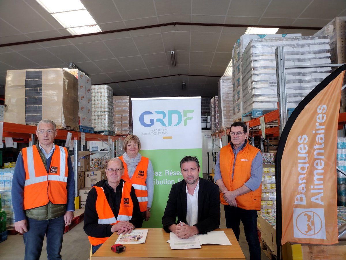 Renouvellement du partenariat entre <a href="/GRDF/">GRDF</a> Auvergne et la <a href="/BanquesAlim/">Banques Alimentaires</a> de Vichy ! 
Ce partenariat permet à <a href="/GRDF/">GRDF</a> de soutenir cette association en apportant une aide financière et humaine lors de la collecte du 25 au 27 novembre prochains ! 
#GRDFSE #partenariat #banquealimentaire