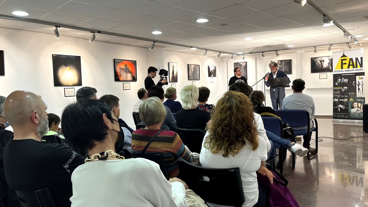 VÍDEO | #SanMateodeGállego inaugura <a href="/aragonegro/">Festival Aragón Negro</a>  con una exposición de #MarFanlo y #JoséManuelGonzález y un recital poético de #OmarFenollosa y #RubénMartínez. 📺👉 aragonegro.es/video-san-mate… <a href="/SanMateodeG/">San Mateo de Gállego</a>