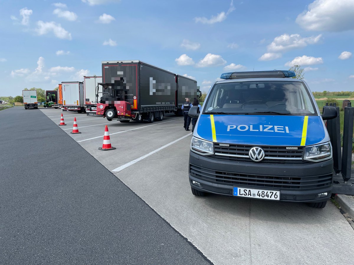 Polizei_DeRo's tweet photo. Auch auf der #BAB9 führen wir aktuell Kontrollen durch. Im Blick: Der Güterverkehr.
#sichermobilleben
#Polizei https://t.co/UqgrdWVpQH