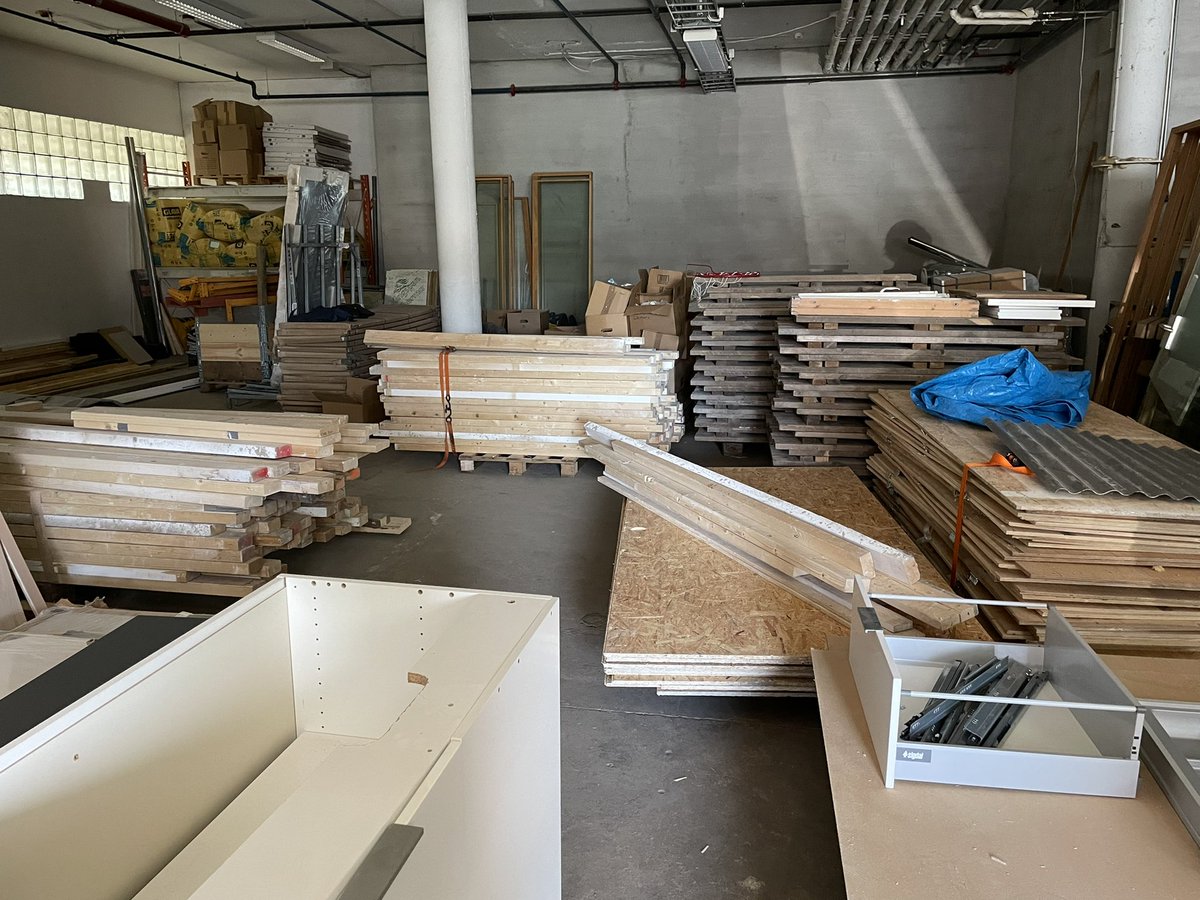 kadowaki_kozo's tweet image. 高見澤邸の再建には外装など足りない建材を追加する必要があるんだけど、協力してくれる会社が見つかり、できる限りリユース材を使うことに。今朝は倉庫を見せてもらい大興奮。ヨーロッパは建材のリユースが日本よりずっと進んでいるけど、その中でも挑戦的なプロジェクトになりそう。 #vba2021jp