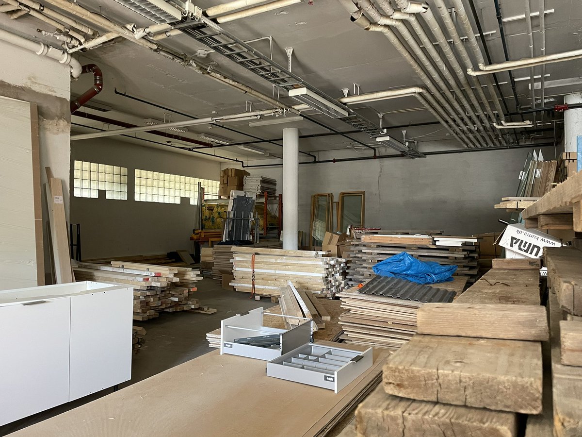 kadowaki_kozo's tweet image. 高見澤邸の再建には外装など足りない建材を追加する必要があるんだけど、協力してくれる会社が見つかり、できる限りリユース材を使うことに。今朝は倉庫を見せてもらい大興奮。ヨーロッパは建材のリユースが日本よりずっと進んでいるけど、その中でも挑戦的なプロジェクトになりそう。 #vba2021jp