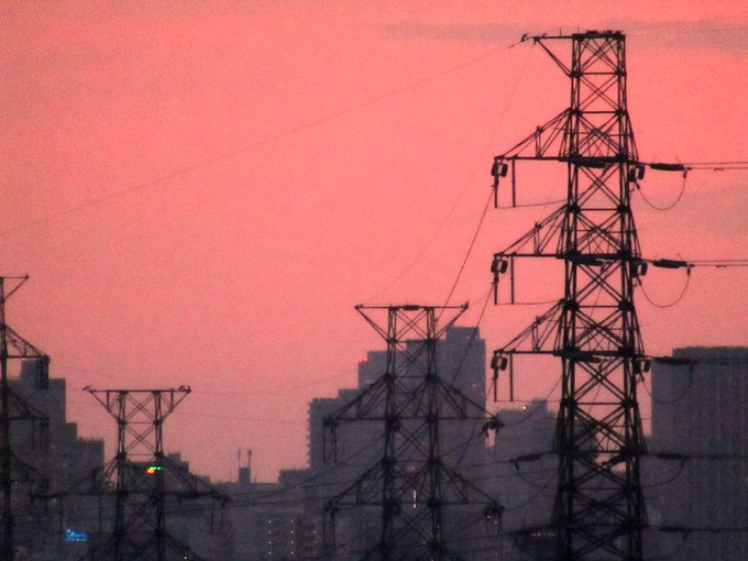 黄金色の夕焼けだったのにカメラの性能が悪いのか世界の終わりみたいになった 