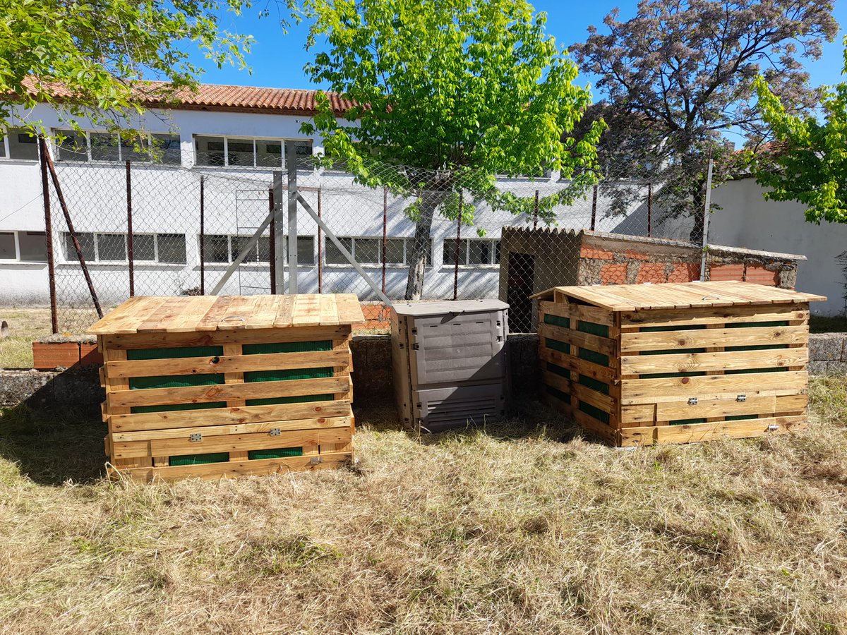 Ya estamos terminando de preparar las composteras del Centro de Asociaciones de #Alburquerque, dentro del microproyecto para promocionar el compostaje vecinal que estamos haciendo desde #Accionadods junto con #felcode #compostajevecinal #ods #extremadura #alburquerque