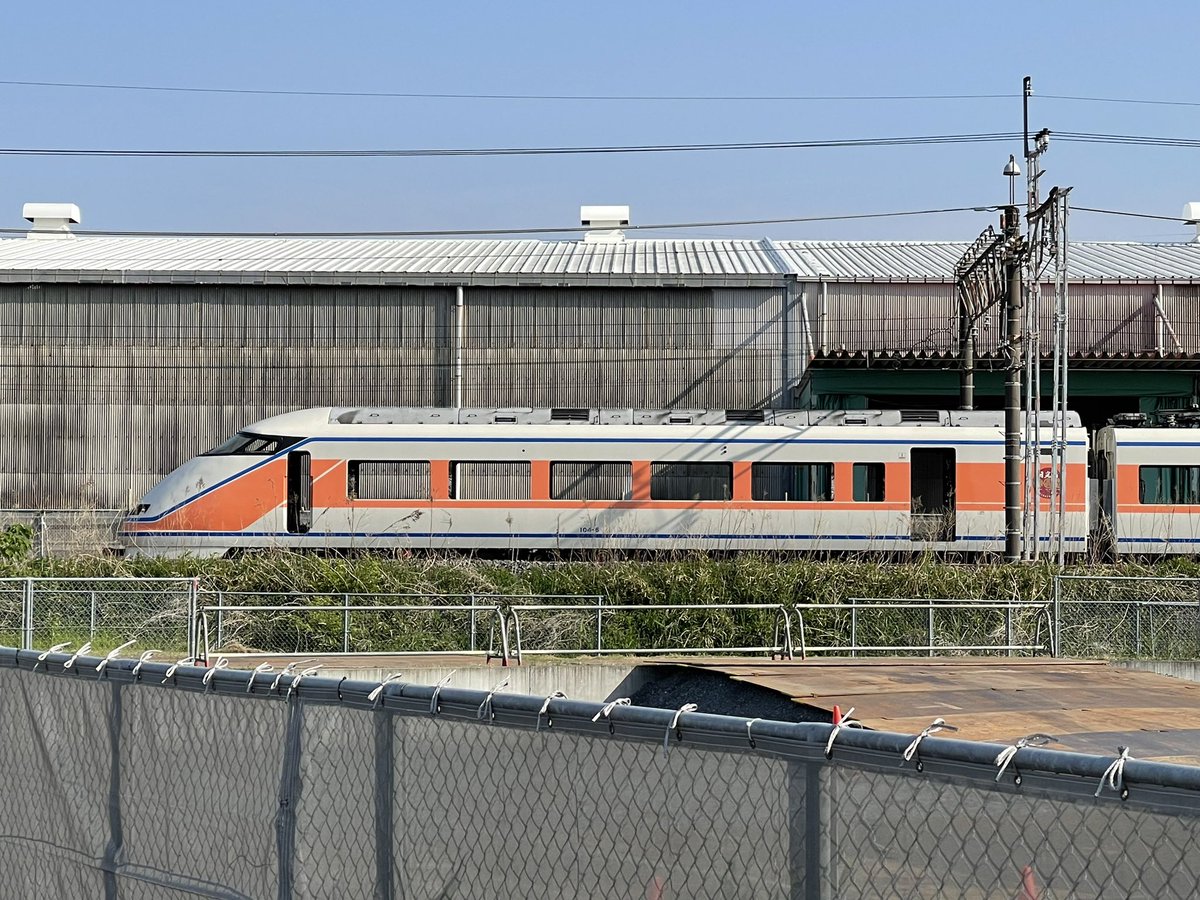 Rail_Channel's tweet photo. 17時前の #北館林
8108号車と8208号車は解体線で引き続き内装撤去。2枚目は外した照明を持ち歩いてますね。都営10-300形10-430Fは置き場所が変わってました。#104F は104-6号車の部品撤去がさらに進みドアは無く。前照灯のガラス部分も無くなってました
#8000系 #半蔵門線 #都営新宿線 #スペーシア https://t.co/jKOL6V1BoD