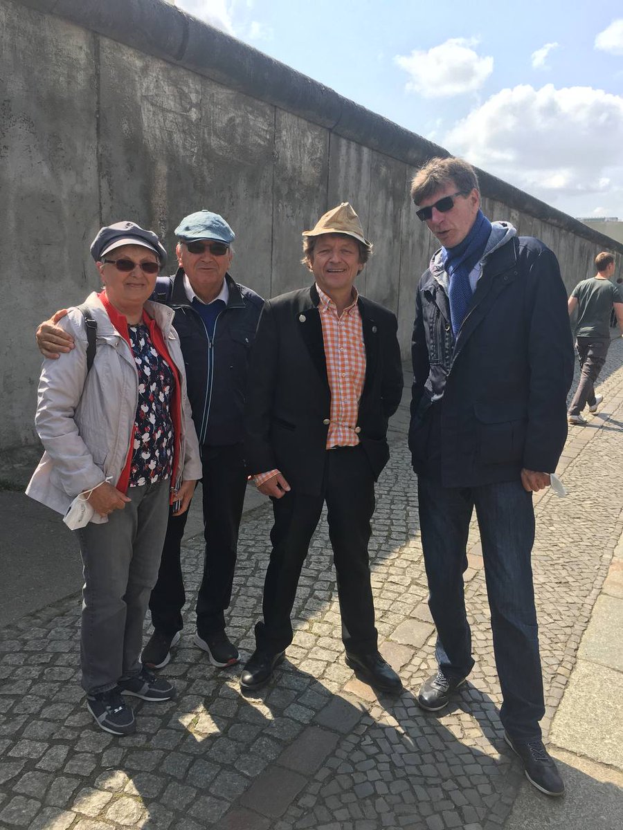 FKAMUC's tweet photo. Wen man so alles trifft in Berlin..
#pelzig
#barwasser https://t.co/AoDsdek2v1
