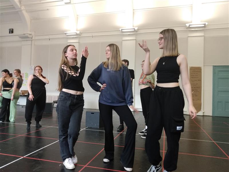 ExeterCollMPA's tweet photo. Exciting times for the cast in the Rogers and Hammerstein section and the Kander and Ebb section in rehearsals.Purchase tickets for The Musical of Musicals the Musical via Northcott website
#themusicalofmusicals #rogersandhammerstein #kanderandebb #exetercollege #northcotttheatre https://t.co/DRYBe2TjP3